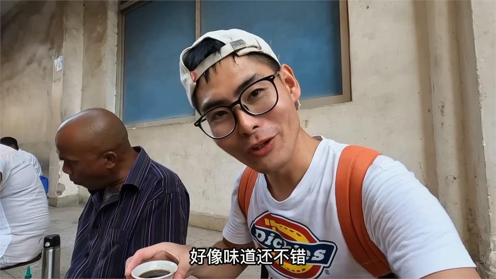 用作答紙包食物!他遊非洲嚐當地市場美食 笑嘆:每吃一種都需要勇氣
