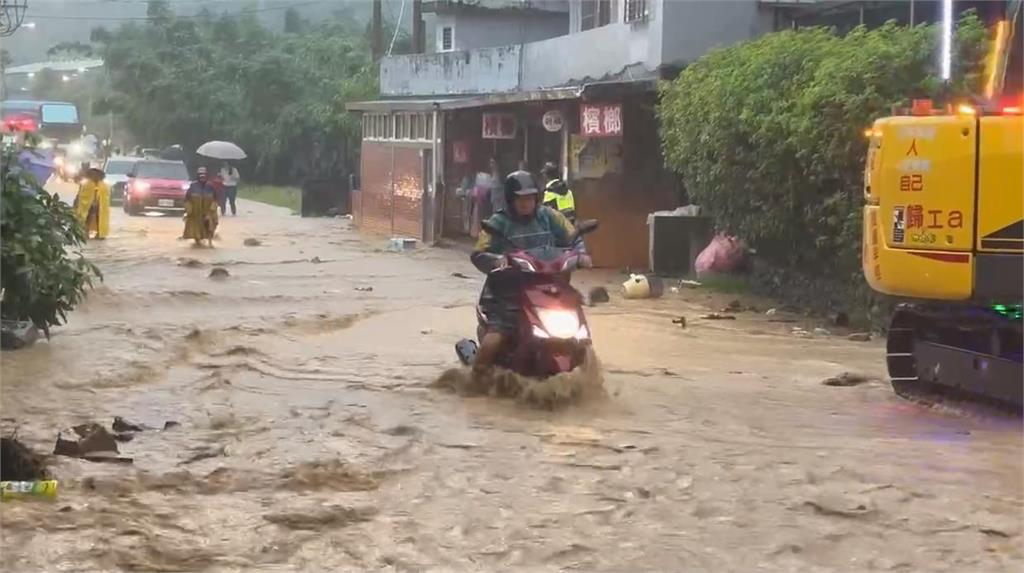 快新聞／午後豪大雨狂炸20縣市　新北土城、新店、中和嚴重積水