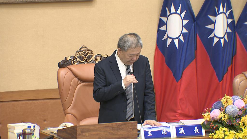 新北畢業生領「議長獎」不開心 獎品議長照片、筆記本好傻眼
