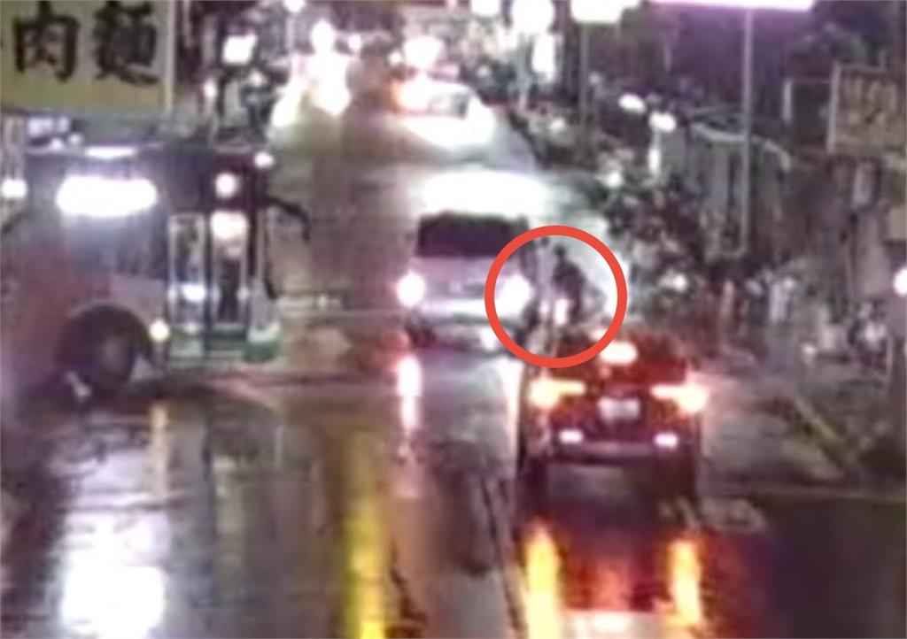 快新聞／撞人還跑？新北蘆洲1廂型車撞行人　肇事駕駛趁亂棄車逃逸