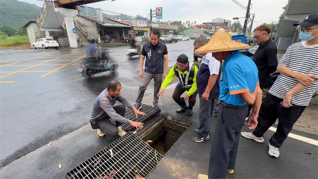 午後大雷雨狂炸　南投名間鄉彰南路淹水直灌民宅