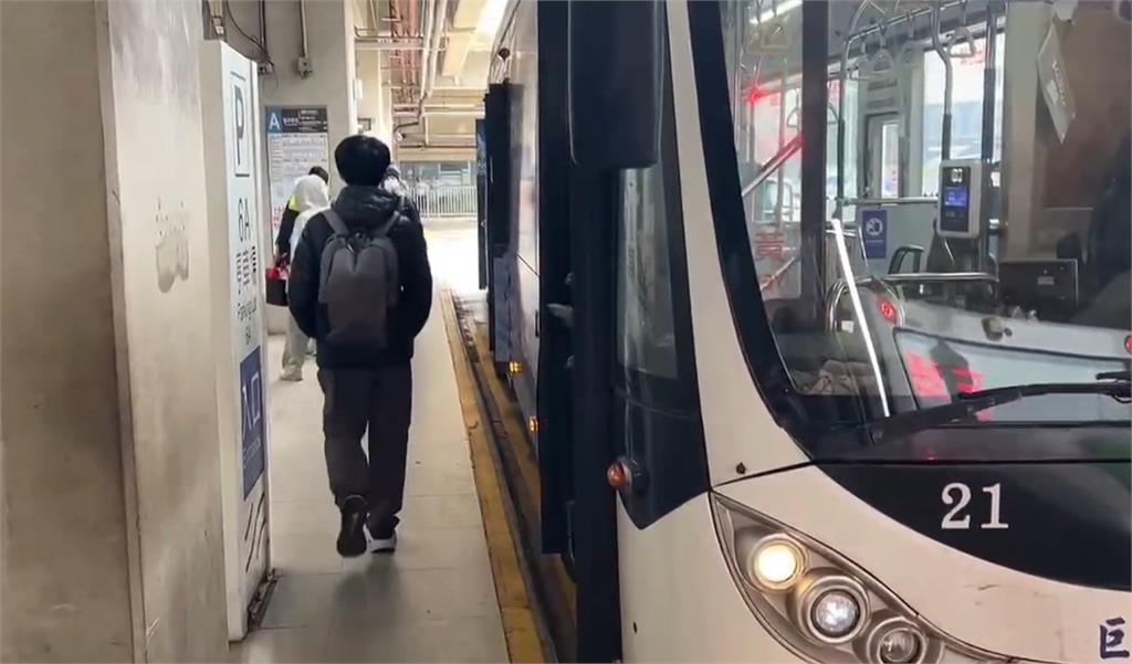 我有錢不怕罰！ 男子公車站牌抽菸司機制止爆爭執