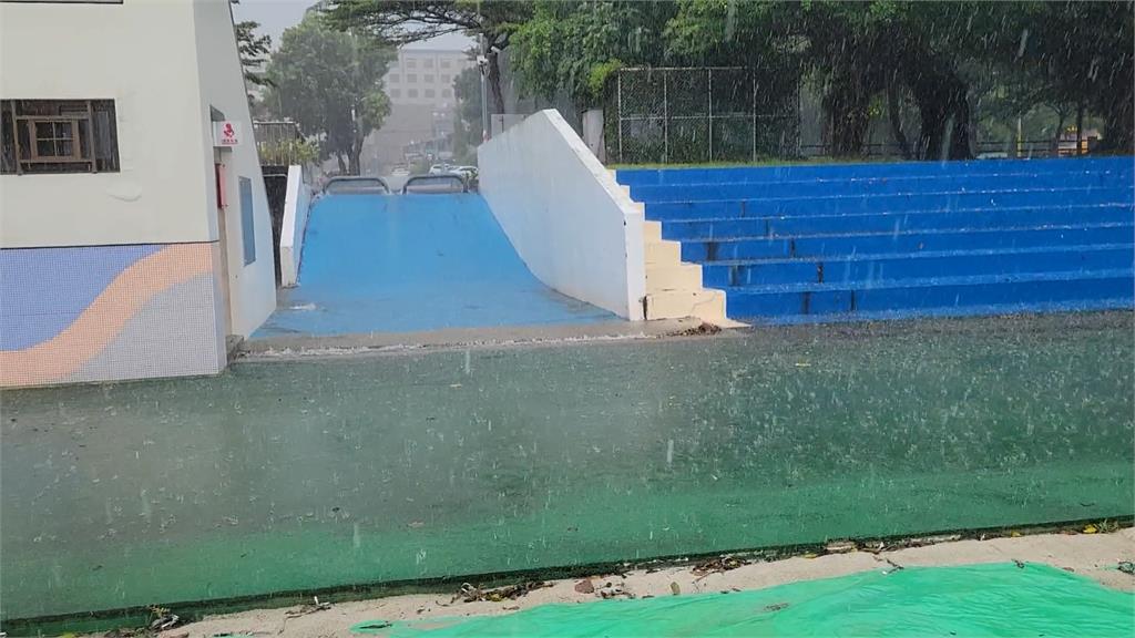花蓮大雨!美崙田徑場斜坡變滑水道 球員當水樂園玩超嗨