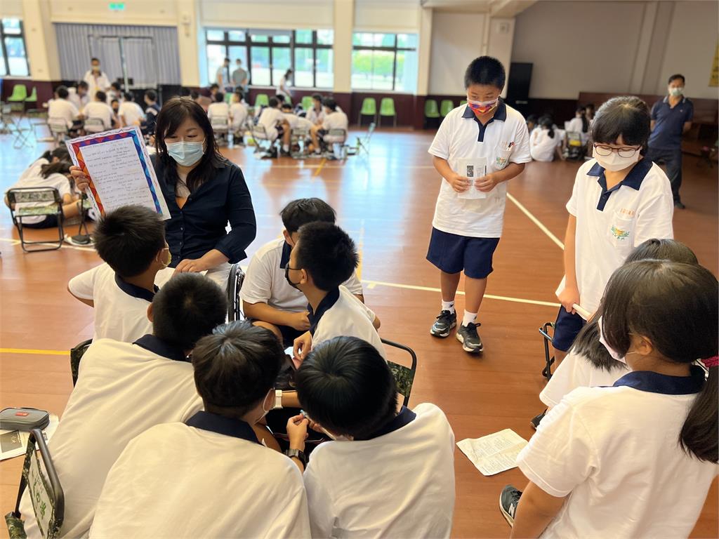 「輪椅公主」江偉君自創翻轉英語教學　營隊歡樂氣氛伴孩子重回自信