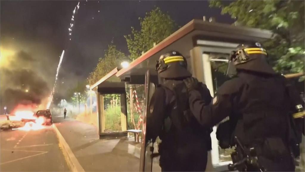 法國少年拒檢遭警射殺　母親現身帶領示威遊行