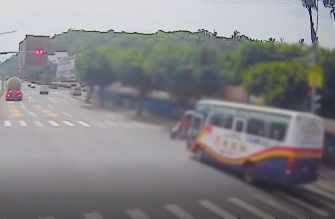 悚！蘇澳遊覽車闖紅燈撞騎士　駕駛竟推卸責任：機車衝太快