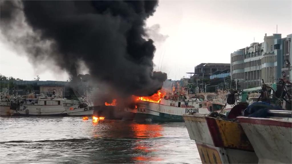 雷擊？東港5艘漁船陷入火海　初估損失超過3千萬元