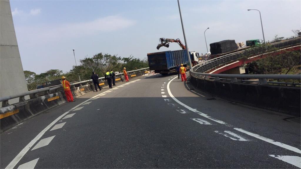 快新聞／國1匝道貨車沒捆紮「回收物散落整地」　警花1.5小時才清完