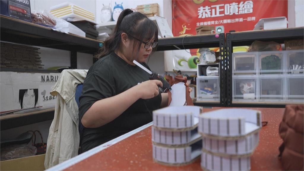 中元普度另類商機！霞海城隍廟　桌上滿滿罐頭、寵物紙紮