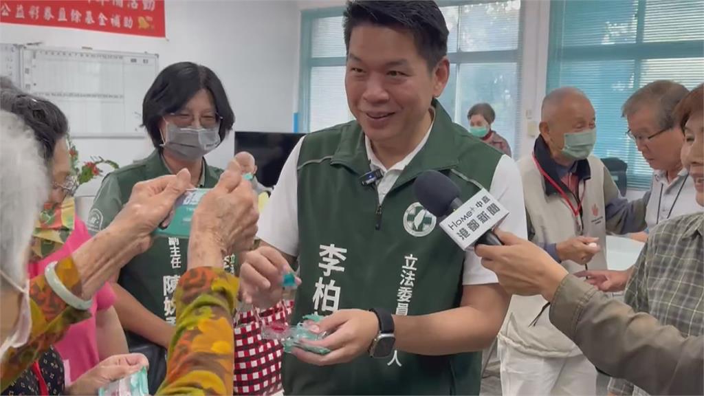 賴瑞隆車掃拚陸戰 李柏毅訪長照據點與長輩互動