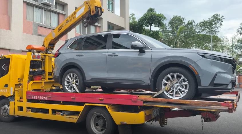 車卡分隔島? 駕駛疑似擦玻璃分心 車上還有2歲童