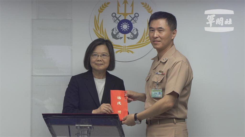 蔡總統高雄元帝廟參香贈匾　慰勉海軍艦指部送端午加菜金
