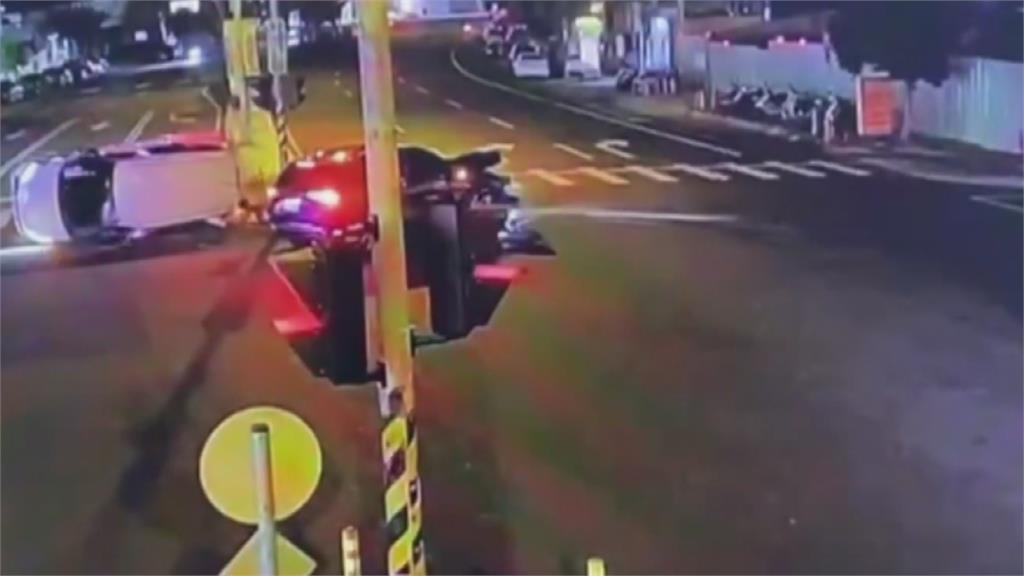 幾乎沒減速！　台中潭子賓士自撞路樹翻覆