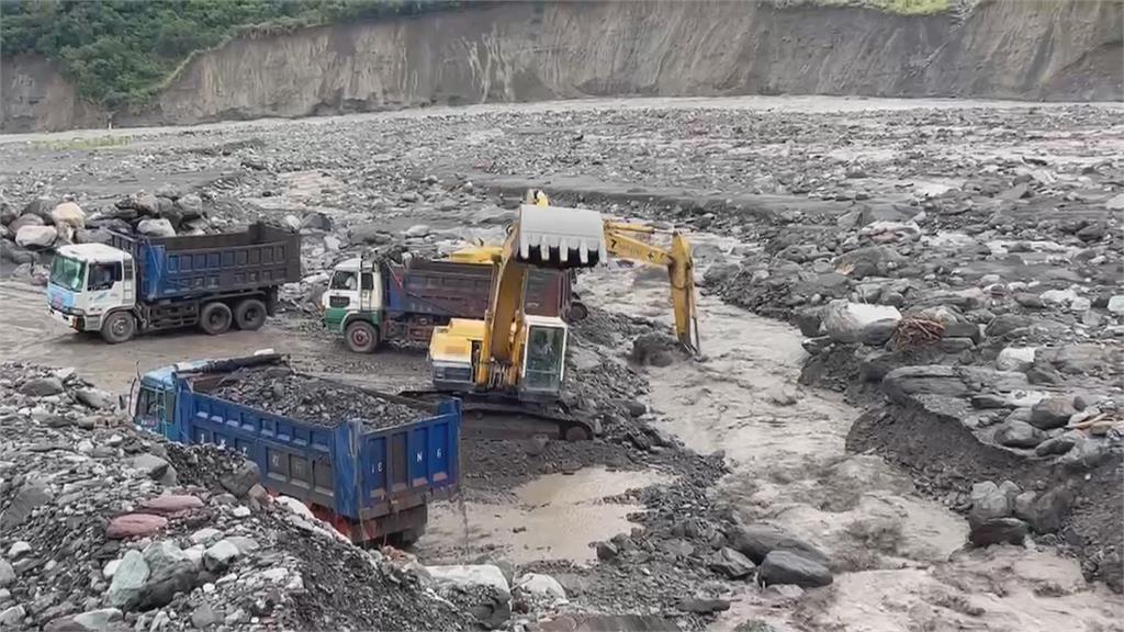 明霸克露橋溪底便道估1週搶通　區公所啟動「流籠」運送蔬果下山