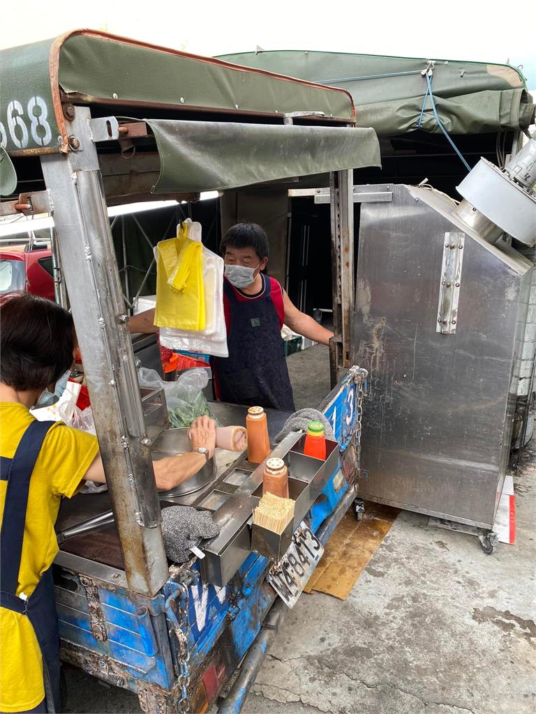 陳時中「路邊兼差」畫面曝光?鹹酥雞老闆撞臉部長 網調侃:原來在這忙