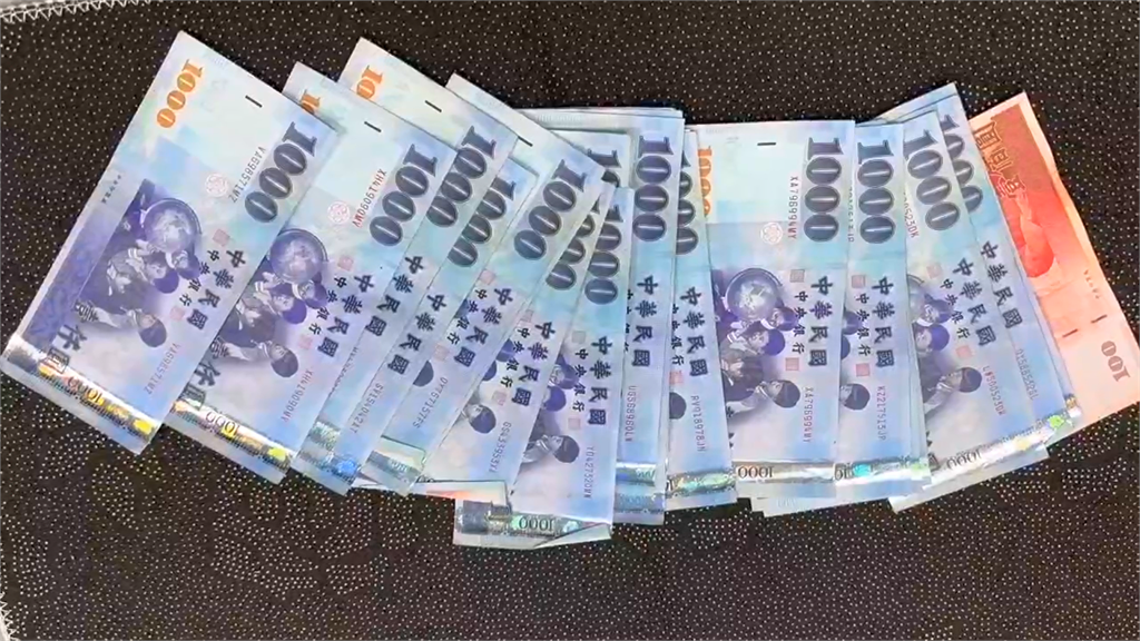 快新聞／北市大安街頭「滿天鈔票」　警調監視器追騎士「保住2萬多」