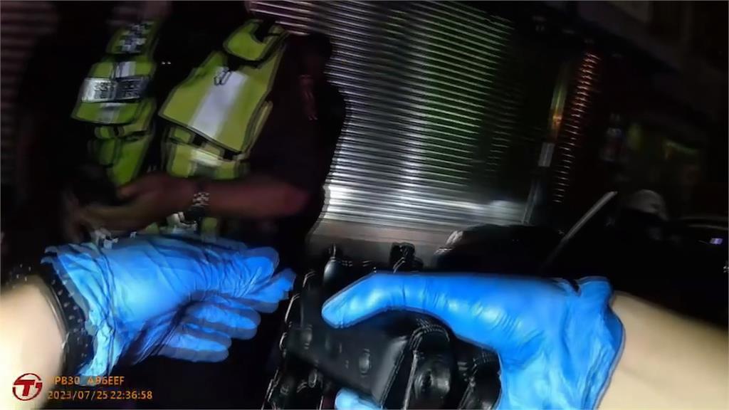 行車糾紛剛開完槍 心虛見警盤查竟「繳械投降」