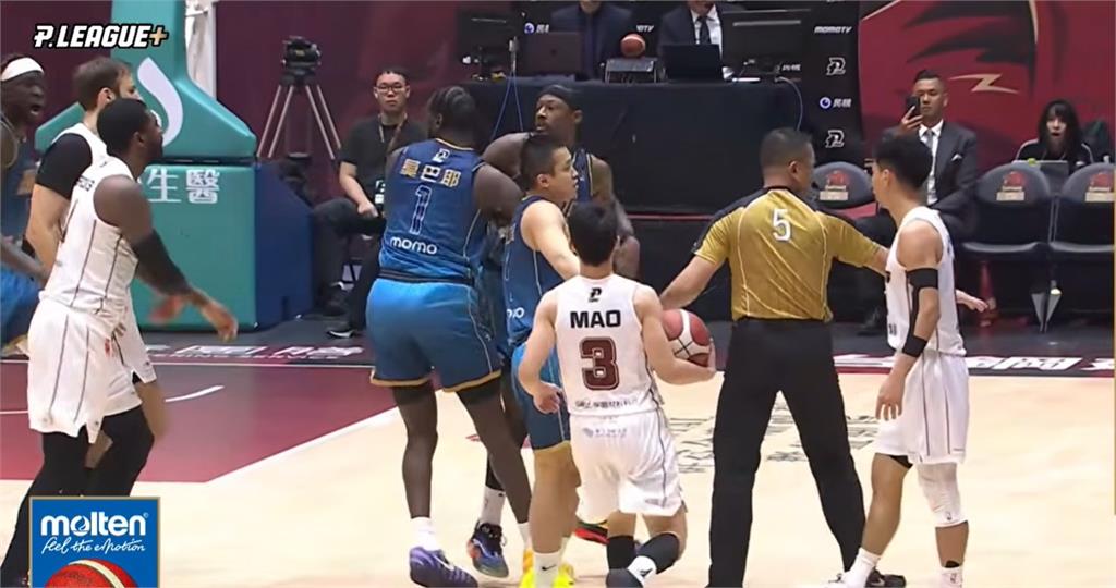 PLG/開賽不到2分鐘就爆衝突!勇士和獵鷹球員雙方動手差點大混戰