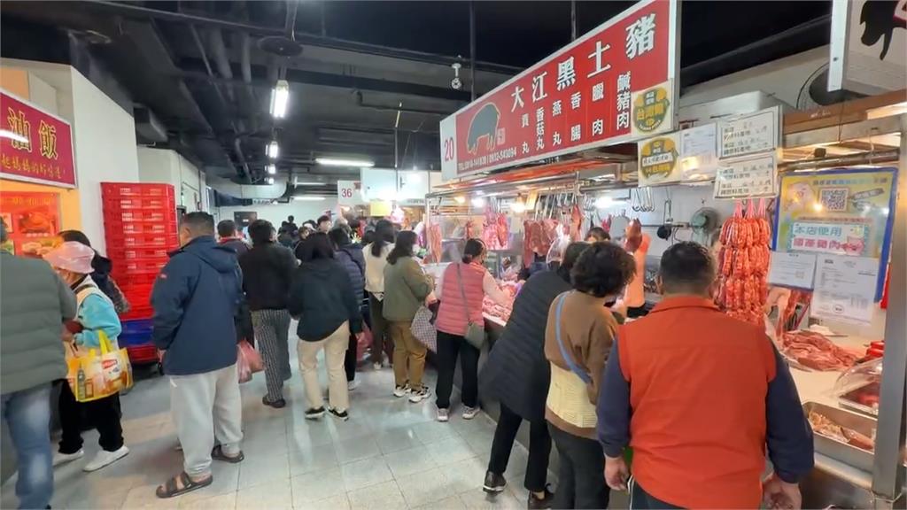 春節買氣爆棚！賣場結帳隊伍排滿滿　干貝漲幅逾5成