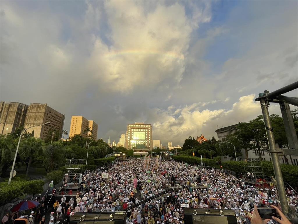 凱道天空「冒出這1物」包圍太震撼！散場「速收椅子、沒垃圾」網嚇傻：台灣人太扯