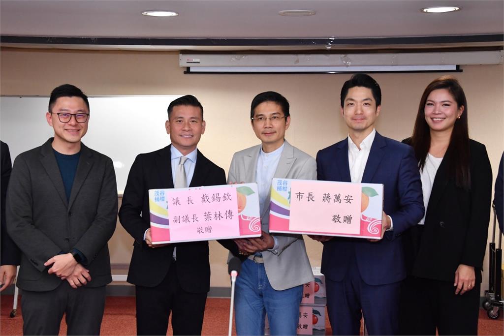 快新聞/赴議會送橘子!工務委員會籲撤銷京華城容獎 蔣萬安:兩週內研議