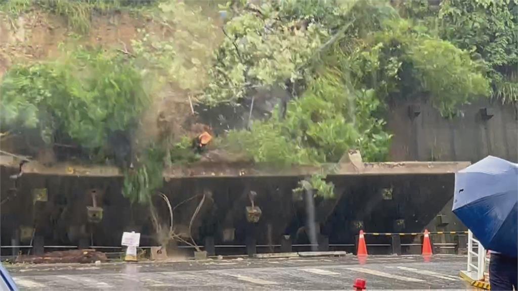 不敵雨勢！　高雄小港擋土牆4天3度塌陷　里長目擊嚇壞