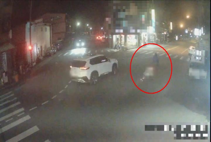 宜蘭街頭直擊機車變無敵風火輪？　機車掛棧板載物「少1輪」噴火花