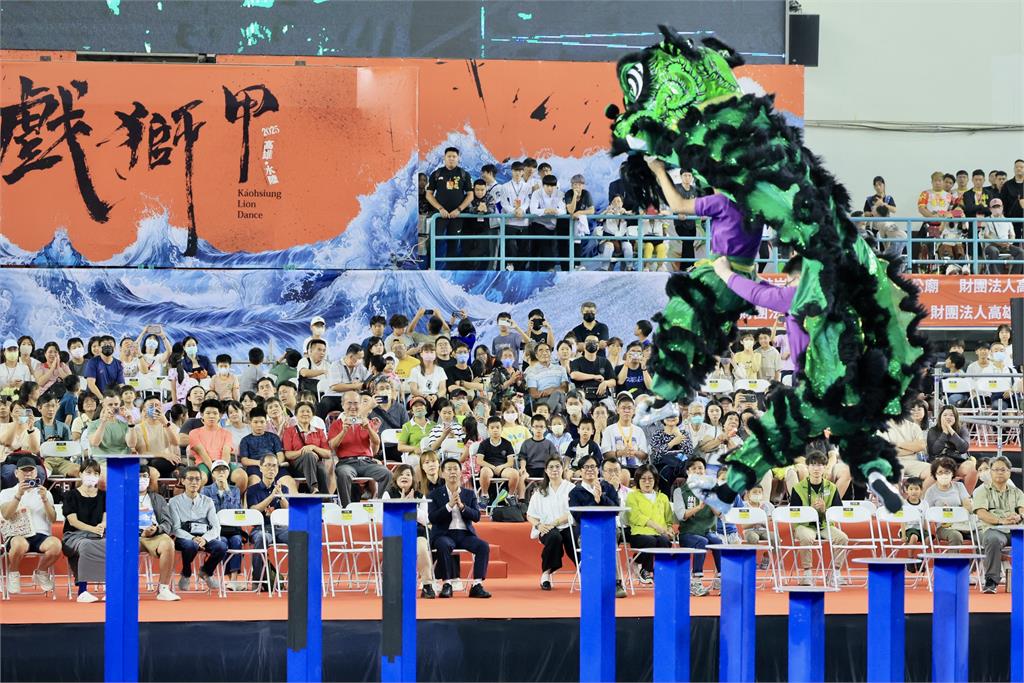 快新聞/賞戲獅甲、品鹹酥雞、逛青年攤車市集 陳其邁邀市民週末出門走走