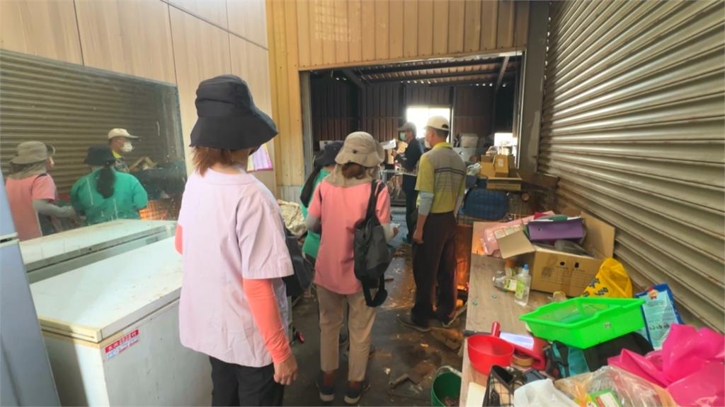 疑非法繁殖!南投民宅頻傳惡臭被檢舉 環境髒亂狹小空間藏近20隻貓狗
