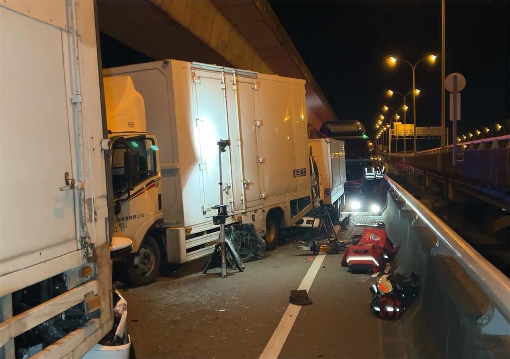 國1五股段連環追撞 休旅車被前後2輛大貨車包夾