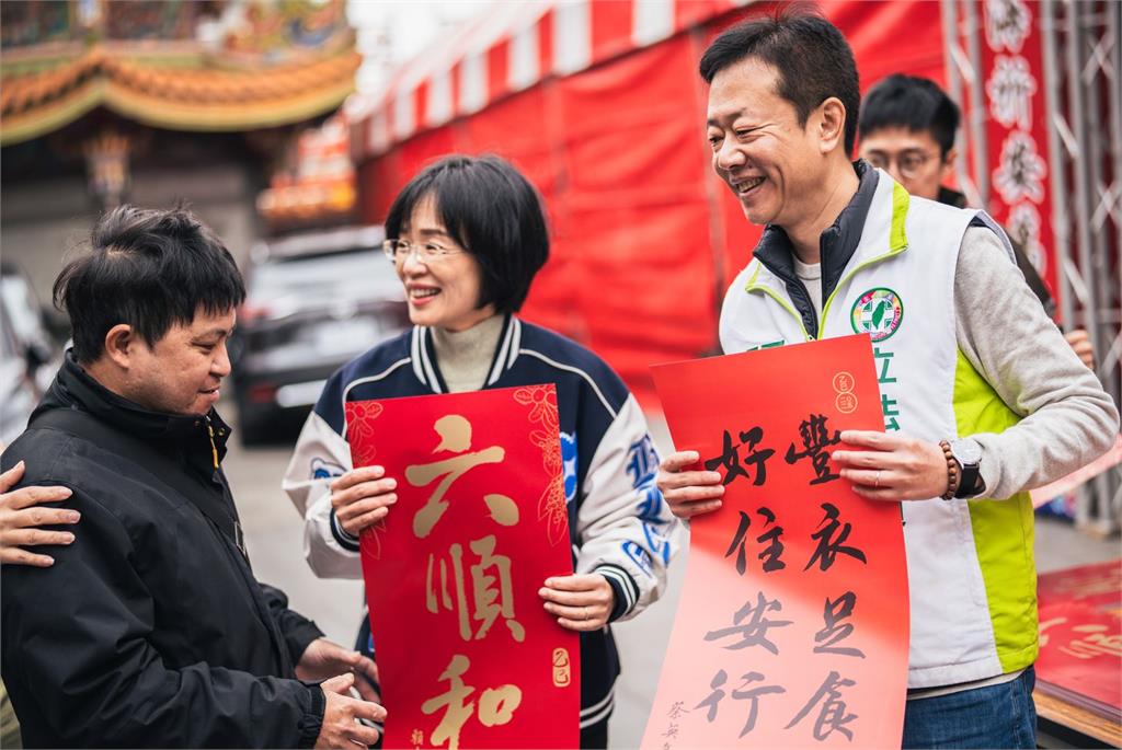 快新聞/賴桑、小英總統春聯夯!蘇巧慧板橋親發 半小時內千份被搶光