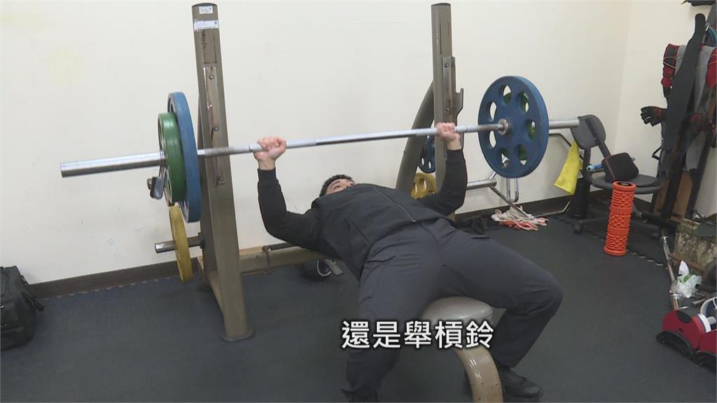 消防員私下超斜槓！　健美奪牌、長板摘獎成月曆代言人