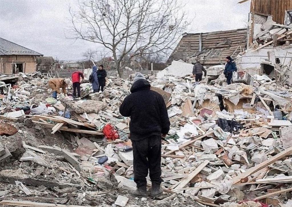 俄軍轟炸小鎮「全家11人被炸死」鼻酸畫面曝　烏克蘭大叔忍淚緊抱愛貓