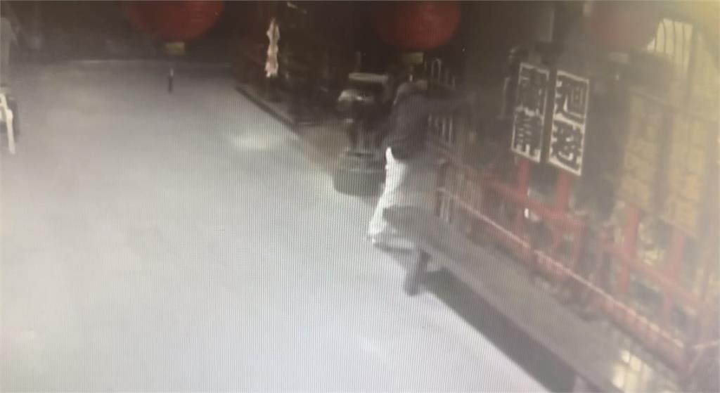 對神明不敬! 男闖城隍廟"抽打天公爐" 警調監視器追查