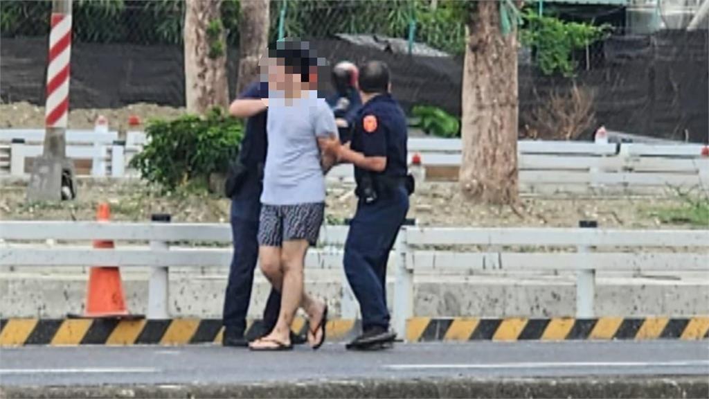 男隨機跳上轎車引擎蓋 坐擋風玻璃溜下來