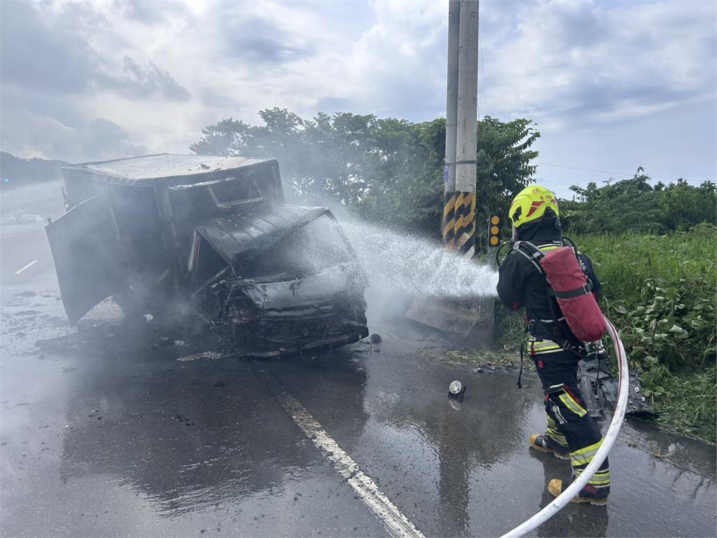 快新聞／台6線火燒車奪命！苗栗小貨車疑遭大卡車猛撞　駕駛慘成焦屍...身分成謎