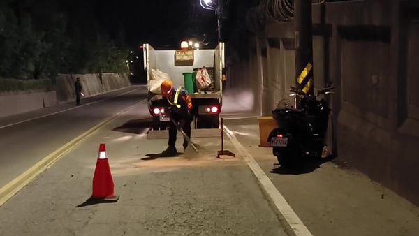 離奇!鶯歌男騎士深夜「自撞電線桿」 血染安全帽爆頭亡