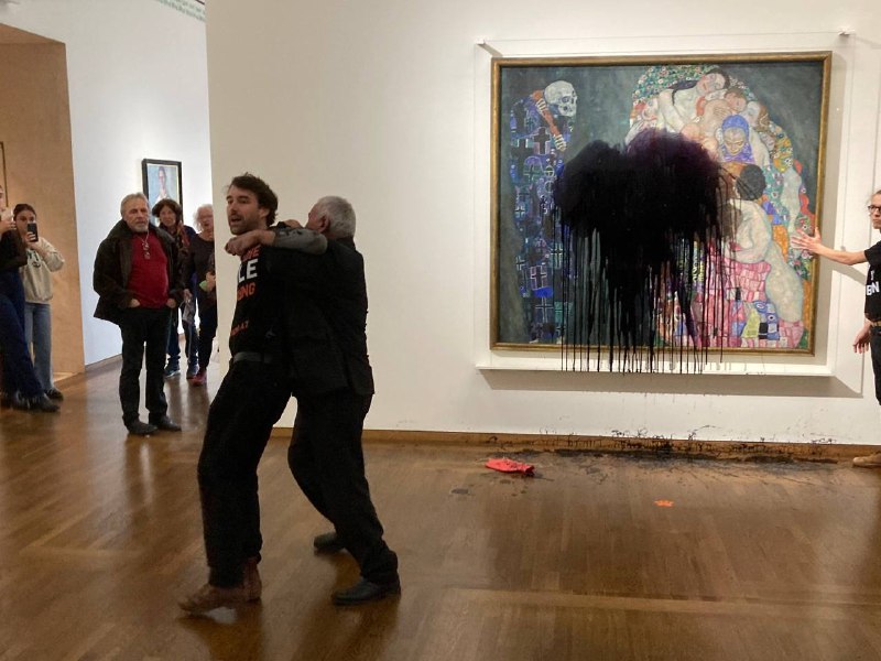 奧地利大師克林姆畫作遭潑「黑色液體」！環保團體認了秒掀全球撻伐