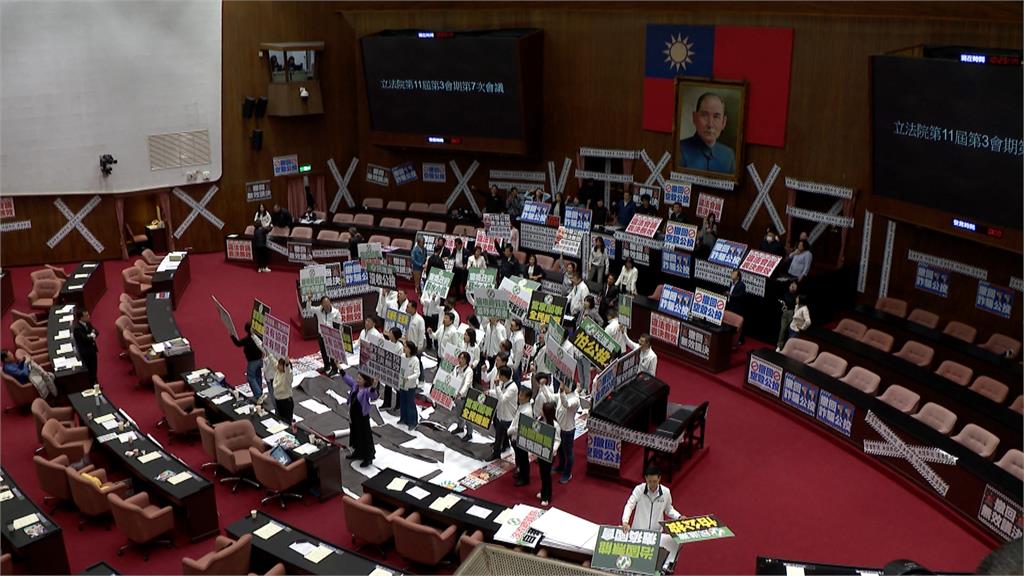 綠守夜48小時佔主席台 反藍白偷渡公投