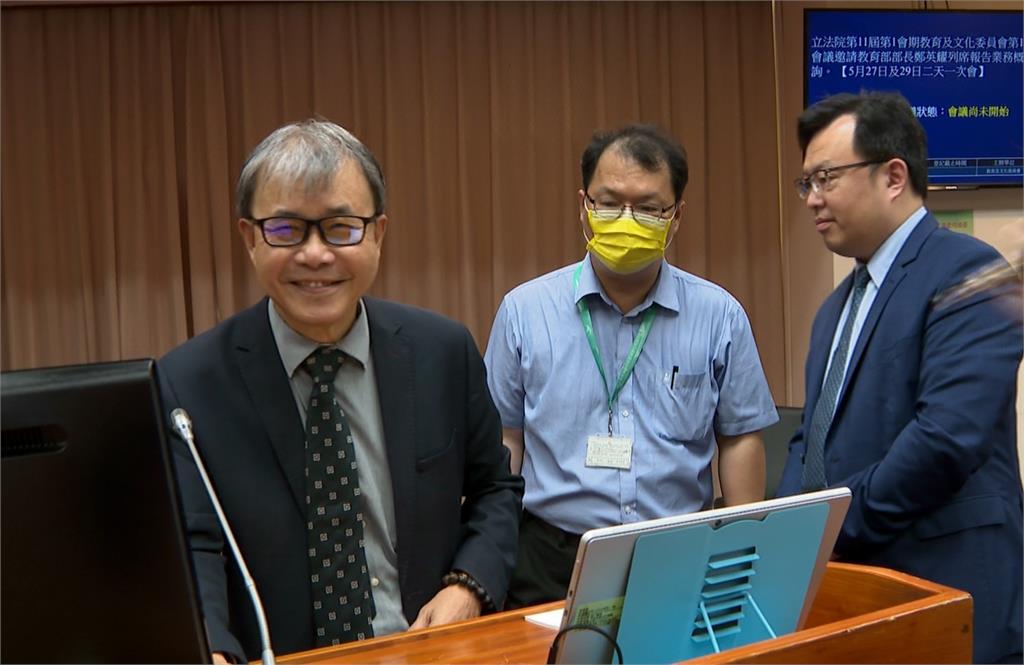 教育部長鄭英耀立院首秀 提醒青年參與公共事務「注意安全」