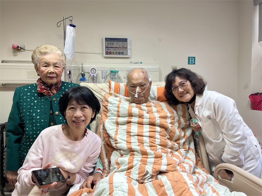 94歲柯爸病逝「陳佩琪首發文」3字洩心聲!公開「生前溫馨合照」柯文哲也在