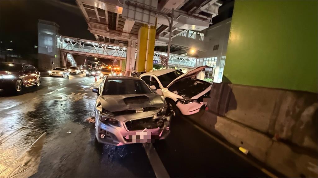 最新／沒看到綠燈？白車停路中害2車追撞釀5傷　滾2圈「烏龜翻」驚險畫面曝