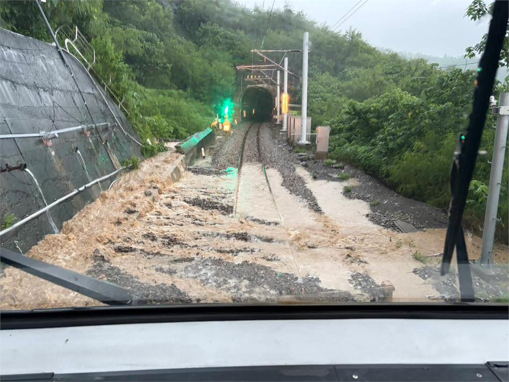 雨彈狂炸屏東！枋山台1線泥流傾瀉 土石流淹台鐵軌道