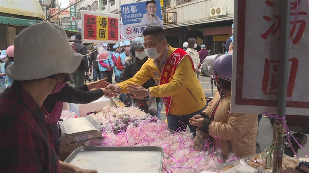 無懼寒風!林靜儀緊握選民雙手 挨家挨戶拜票