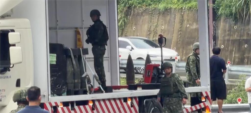 快新聞／漢光演習驚傳彈藥散落！105榴彈砲滾落苗栗台13線　「滿地滾彈」畫面曝光