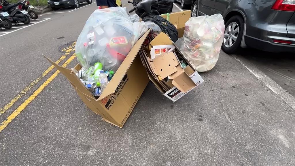 台中六個大紙箱路上蛇行? 摩托車掛滿回收物佔據慢車道