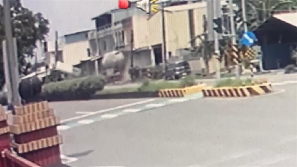 嚇壞！水泥車失控撞入民宅　駕駛稱喝水嗆到不慎失控