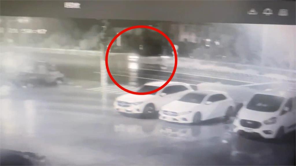 天雨路滑!轎車失控逆向撞5車 駕駛頭暈自行就醫