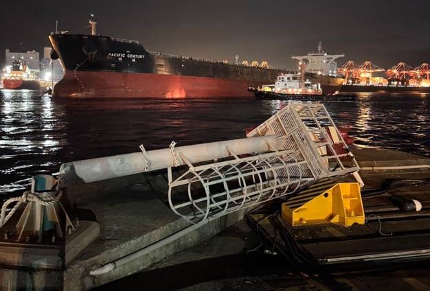 快新聞/散裝貨輪「明鴻號」擦撞高雄港碼頭 台船受巨浪波及沉沒