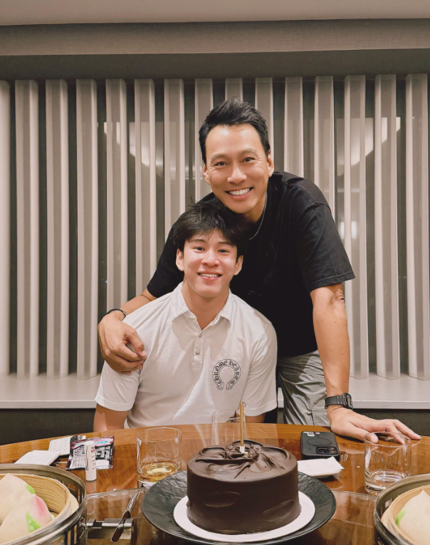 艾力克斯發文歡慶子20歲！甩青澀感帥氣長相曝光　網驚呆：複製貼上的神基因